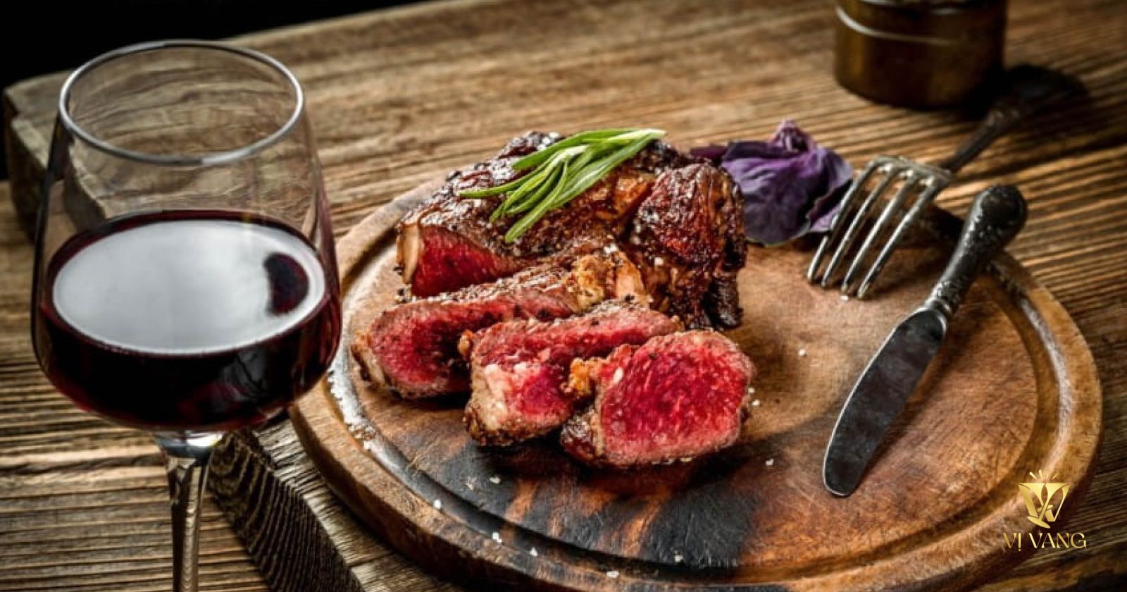 Rượu vang kết hợp món beef steak