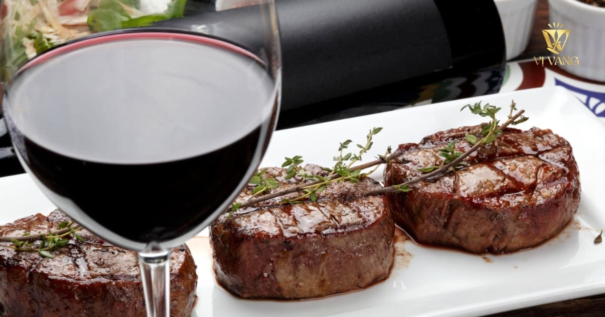 Rượu vang đỏ rất phù hợp với các món ăn được chế biến từ bò