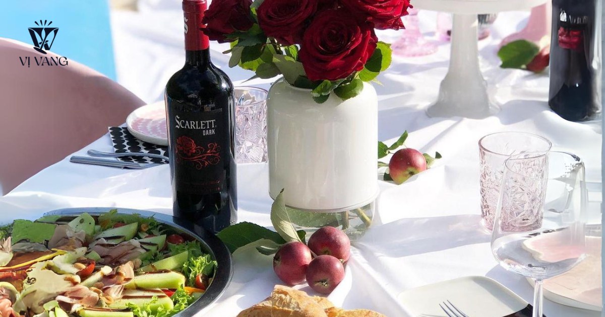 Rượu vang Scarlett dark sang trọng trên bàn tiệc
